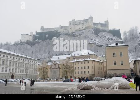 L'imposante forteresse Hohensalzburg au sommet de la colline, par une journée hivernale glaciale, Salzbourg, Autriche Banque D'Images