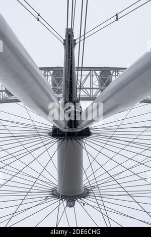 Axe central de la roue Millennium. London Eye, Londres, Royaume-Uni, sur une matinée brumeuse et trouble Banque D'Images