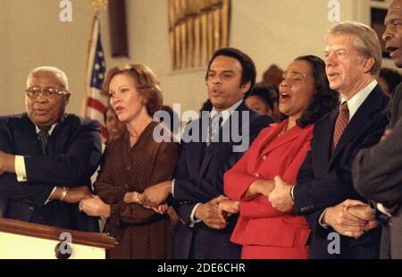 Jimmy carter et Rosalynn carter chantent avec Coretta Scott King Andrew Young, sœur de Martin Luther King, et avec d'autres leaders des droits civils lors d'une visite à l'église baptiste Ebenezer à Atlanta, Californie. 14 janvier 1979 Banque D'Images