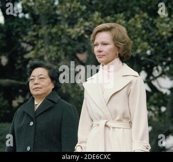 Madame Zhuo Lin et Rosalynn carter lors de la cérémonie d'arrivée du vice-premier ministre de la Chine. CA. 01/29/1979 Banque D'Images