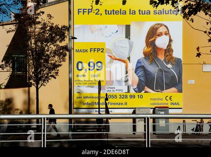 Florence, Italie - 2020, novembre 21: Masque de protection FFP commercial. Panneaux d'affichage sur le mur, dans la rue de la ville, pendant la pandémie de Covid-19. Banque D'Images