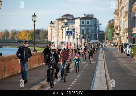 Florence, Italie - 2020, novembre 21: Personnes sur la piste cyclable, le long de la rivière Arno. Banque D'Images