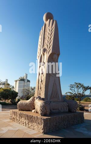 Australie ; août 2020 : statue de l'agriculteur australien, également connu sous le nom de Big Farmer. Monument en granit, l'une des grandes choses d'Australie. Verticale Banque D'Images