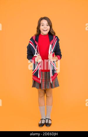 Parlez-vous anglais. aller étudier en Angleterre. apprendre l'anglais langue. British school en Angleterre. locations en Grande-Bretagne. transport. Union Jack Flag. petite fille uniforme. kid avec drapeau anglais sur la veste. Banque D'Images