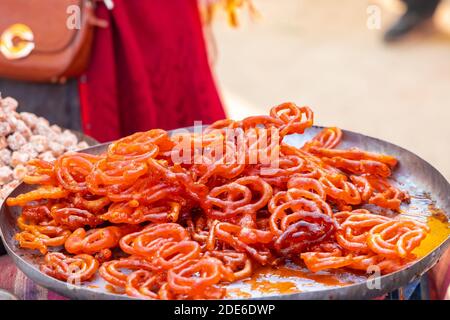 Fresh Jalebi Sweet snack à l'extérieur dans un bazar. Banque D'Images