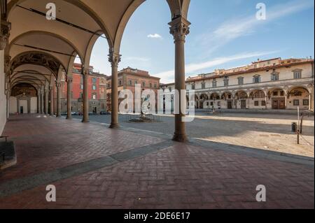 Florence, Italie - 2020 novembre 21 : place Santissima Annunziata pendant le confinement de la pandémie Covid-19. Paysage urbain semi-désertique ; très peu de personnes autour. Banque D'Images