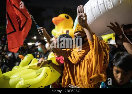 Bangkok, Thaïlande. 29 novembre 2020. Un moine bouddhiste salue les trois doigts lors d'une manifestation antigouvernementale dans la capitale thaïlandaise. Des milliers de manifestants pro-démocratie se sont rassemblés devant le 11e Régiment d'infanterie pour réclamer la démission du Premier ministre thaïlandais et la réforme de la monarchie. Crédit : SOPA Images Limited/Alamy Live News Banque D'Images