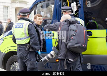 Londres, Royaume-Uni. - 28 novembre 2020 : un homme est détenu lors d'une manifestation anti-verrouillage dans la capitale. Banque D'Images