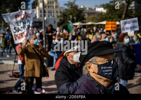 Madrid, Espagne. 29 novembre 2020. Les manifestants se rassemblent sur la Plaza Colon lors de la manifestation.des centaines de personnes manifestent à Madrid pour défendre l'importance des soins de santé publics espagnols et contre la gestion de la Présidente de la Communauté de Madrid, Isabel Díaz Ayuso pendant la pandémie de Covid 19. Crédit : SOPA Images Limited/Alamy Live News Banque D'Images