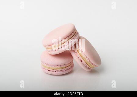 Trois délicieux macarons français sur fond clair. Macarons colorés. Vue avant. Banque D'Images