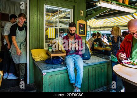 Sur Potato-Kiosk Vikualien-Markt à München, Allemagne Banque D'Images