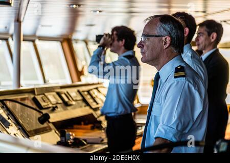 Le capitaine Gilles Marré (devant) et les officiers du pont Aven sur le pont du ferry à l'entrée Au port de Cork en Irlande Banque D'Images