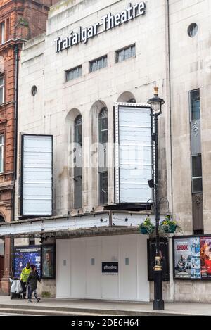 Trafalgar Theatre a fermé ses portes et est monté à bord pendant le confinement du coronavirus COVID 19, Whitehall, Londres, Royaume-Uni. Les perspectives sombres de l'industrie du divertissement Banque D'Images