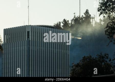 Hélicoptère de lutte contre l'incendie de l'Aerea de Chili, fuerza, larguer de l'eau sur un feu de forêt, Santiago, Chili Banque D'Images