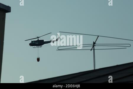 Hélicoptère de lutte contre le feu de la Fuerza Aerea de Chile transportant un seau d'eau, Santiago, Chili Banque D'Images