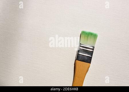 Un pinceau d'art utilisé pour peindre sur la toile blanche tableau Banque D'Images