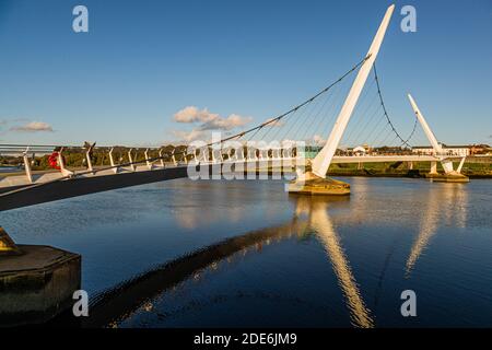 Le pont de la paix à Londonderry, en Irlande du Nord Banque D'Images