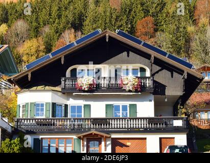 Hopfensee, BAVIÈRE, ALLEMAGNE - 03 novembre 2020 : ville avec bâtiments traditionnels bavarois et montagne des Alpes en arrière-plan. Décoration bavaroise ho Banque D'Images