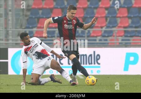 Bologne, Italie. 29 novembre 2020. Mattias Svanberg(R) de Bologne pendant la série italienne UN match de football Bologna FC vs Crotone au stade Renato Dall'Ara de Bologne, Italie, 29 novembre 2020. Photo Michele Nucci/LM crédit: Michele Nucci/LPS/ZUMA Wire/Alay Live News Banque D'Images
