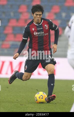 Bologne, Italie. 29 novembre 2020. Le Takehiro Tomiyasu de Bologne pendant la série italienne UN match de football le FC de Bologne contre le Crotone au stade Renato Dall'Ara de Bologne, Italie, 29 novembre 2020. Photo Michele Nucci/LM crédit: Michele Nucci/LPS/ZUMA Wire/Alay Live News Banque D'Images