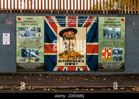 Une fresque sur Beverley Street, à Belfast, en Irlande du Nord, rend hommage à la contribution des forces de l'Empire britannique dans la Première Guerre mondiale, présentant l'affiche de recrutement britannique "Are You One Of Kitchener's Own?" aux côtés de panneaux de texte sur l'Inde, l'Australie et l'Afrique du Sud, ainsi que sur le Canada, la Nouvelle-Zélande et Terre-Neuve. Banque D'Images