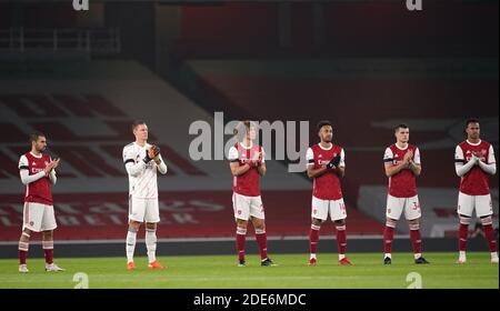 Les joueurs d'Arsenal prennent part à une minute d'applaudissements pour l'ancien joueur et Manager argentin Diego Maradona, décédé le mercredi 25 novembre 2020 à l'âge de 60 ans, avant le match de la Premier League au stade Emirates, Londres. Banque D'Images