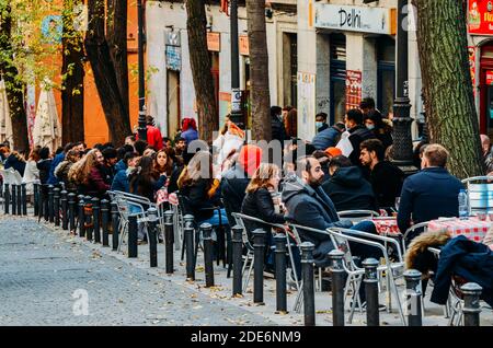 Personnes assises sur une terrasse dans le quartier de Lavapies À Madrid Banque D'Images