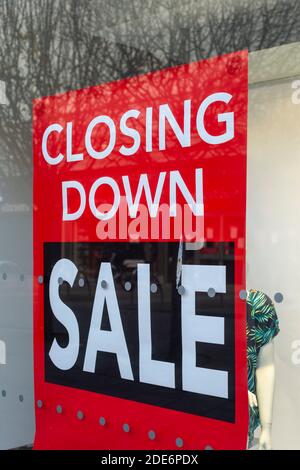 Gros plan d'un magasin de grande rue avec fermeture ouvrez une session dans la fenêtre Banque D'Images