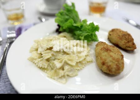 Assiette avec pâtes et côtelettes au restaurant Banque D'Images