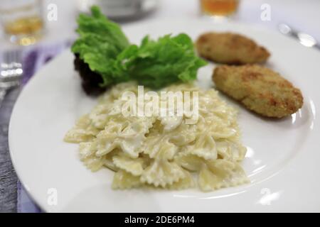 Pâtes avec côtelettes sur l'assiette du restaurant Banque D'Images