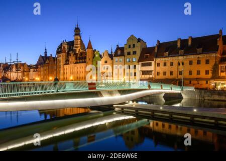 Passerelle au-dessus de la rivière Motlawa et architecture historique de la vieille ville de Gdansk la nuit. Pologne Banque D'Images