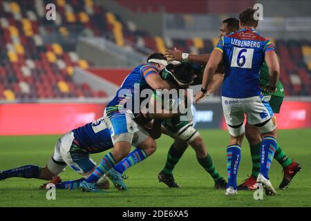 Londres, Angleterre. 29 novembre 2020. Ryan Bower, de Leicester Tigers, s'attaque à Matt Rogerson, de London Irish, lors du match Gallagher Premiership entre London Irish et Leicester Tigers au Brentford Community Stadium. Credit: Richard Perriman/Alamy Live News Banque D'Images