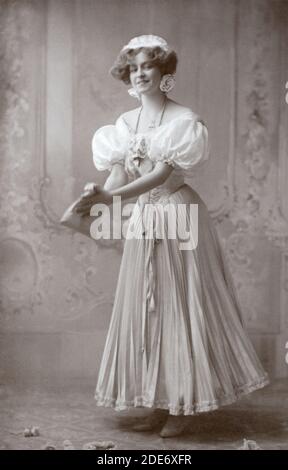 La célèbre actrice, danseuse et chanteuse anglaise édouardienne Gabrielle Ray (1883 – 1973), tirée d'une carte postale photographique de l'époque. Banque D'Images