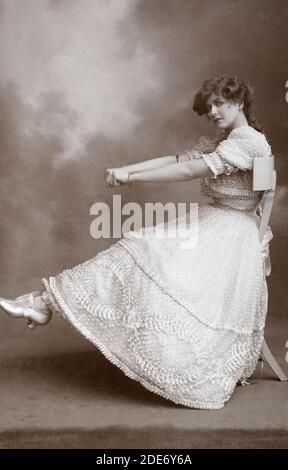 La célèbre actrice, danseuse et chanteuse anglaise édouardienne Gabrielle Ray (1883 – 1973), tirée d'une carte postale photographique de l'époque. Banque D'Images