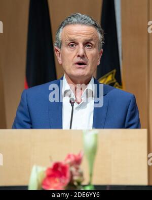 Stuttgart, Allemagne. 29 novembre 2020. Frank Nopper (CDU), candidat de la CDU et vainqueur de l'élection du Lord Mayor, prend la parole à l'hôtel de ville après l'élection du nouveau Lord Mayor de Stuttgart. Credit: Sebastian Gollnow/dpa/Alay Live News Banque D'Images