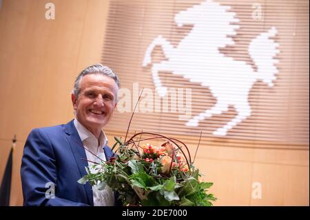 Stuttgart, Allemagne. 29 novembre 2020. Frank Nopper (CDU), candidat de la CDU et vainqueur de l'élection du Lord Mayor, se trouve à la mairie après l'élection du nouveau Lord Mayor de Stuttgart et tient un bouquet de fleurs à la main. Credit: Sebastian Gollnow/dpa/Alay Live News Banque D'Images