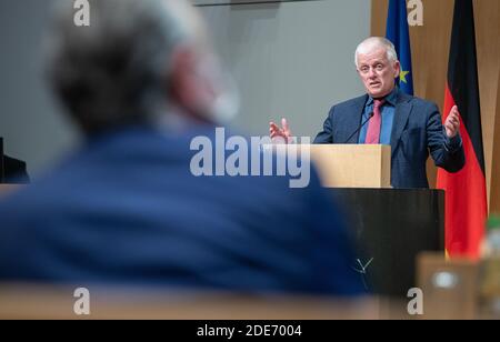 Stuttgart, Allemagne. 29 novembre 2020. Fritz Kuhn (Bündnis 90/Die Grünen), ancien maire de Stuttgart, prend la parole à la mairie après l'élection du nouveau maire. Le gagnant est le candidat CDU Nopper. Credit: Sebastian Gollnow/dpa/Alay Live News Banque D'Images