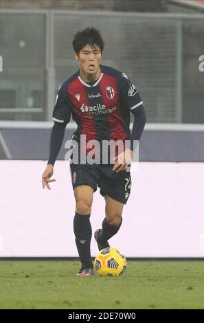 Le Takehiro Tomiyasu de Bologne pendant la série italienne UN match de football le FC de Bologne contre le Crotone au stade Renato Dall'Ara de Bologne, Italie, 29 novembre 2020. Photo Michele Nucci / LM Banque D'Images