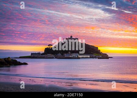 Coucher de soleil vibrant sur le mont St Michaels à Marazion Cornwall Angleterre Royaume-Uni Europe Banque D'Images