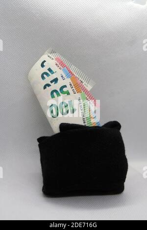 De l'argent dans une chaussette. L'euro dans une chaussette, à la maison. Banque D'Images