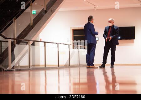 Stuttgart, Allemagne. 29 novembre 2020. Fritz Kuhn (Bündnis 90/Die Grünen, r), ancien maire de Stuttgart, s'entretient avec Frank Nopper (CDU), candidat de la CDU et vainqueur de l'élection, à la mairie après la nouvelle élection du Lord Mayor. Credit: Sebastian Gollnow/dpa/Alay Live News Banque D'Images