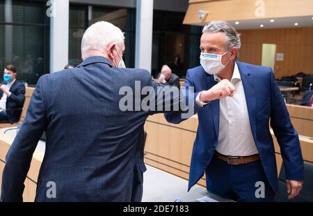 Stuttgart, Allemagne. 29 novembre 2020. Fritz Kuhn (Bündnis 90/Die Grünen, l), ancien maire de Stuttgart, accueille Frank Nopper (CDU), candidat de la CDU et vainqueur de l'élection, après l'élection du maire Lord à la mairie. Credit: Sebastian Gollnow/dpa/Alay Live News Banque D'Images