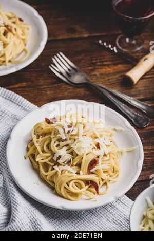 Homamade classique spaghetti carbonara sur plaque blanche Banque D'Images