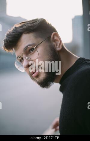 Homme de taille basse avec un portrait de barbe urbain portant des lunettes Banque D'Images