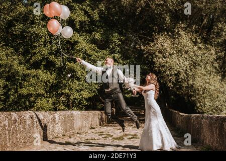 beau couple de mariage dans la nature Banque D'Images