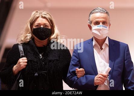 Stuttgart, Allemagne. 29 novembre 2020. Frank Nopper (CDU), candidat de la CDU et vainqueur de l'élection mayonnaise, vient avec son épouse Gudrun Weichselgartner-Nopper dans la grande salle de conférence après l'élection à la mairie. Credit: Sebastian Gollnow/dpa/Alay Live News Banque D'Images