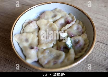 Boulettes farcies aux cerises dans un restaurant Banque D'Images