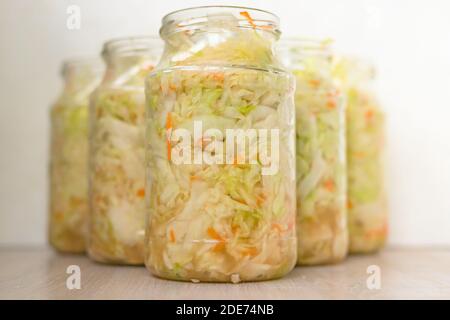 Fermentation du chou blanc de choucroute dans un pot en verre.Couper le chou blanc fermenté par des bactéries d'acide lactique Banque D'Images