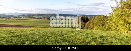 Paysage vallonné et verdoyant avec montagnes géantes, tchèque : Krkonose, sur la ligne d'horizon, République tchèque Banque D'Images