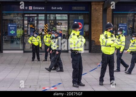 Nombre d'officiers de police à l'extérieur de la gare de Kings Cross prêts pour une manifestation anti-verrouillage du coronavirus COVID 19 à Londres, au Royaume-Uni. Piste de police Banque D'Images